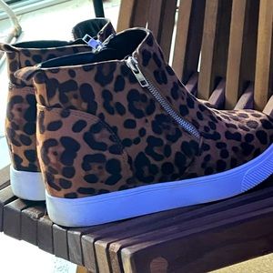 Casual slip on sneaker.